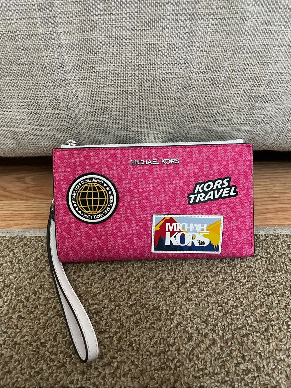 (NEW) Michael Kors Hot Pink Logo Patch Wallet Wristlet